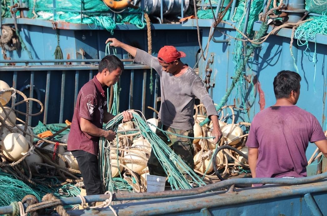 渔民出海一年赚多少钱,农村渔民出海捕鱼