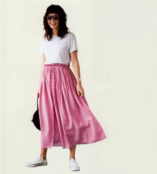 女生穿运动鞋最时尚的穿搭,白体恤怎么搭配裙子运动鞋