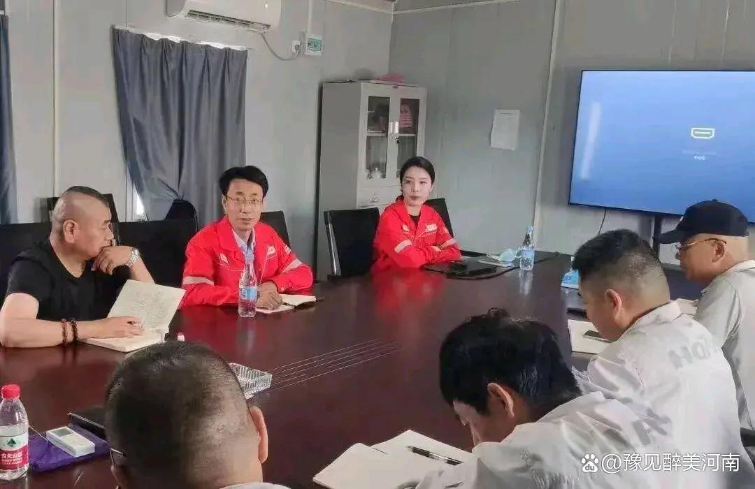 不是人为操纵怎么可能轻易“街拍”到国企高管带“小三”成都逛街