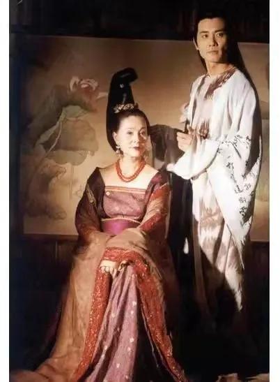 她拍过裸照，至死都想做「好女孩」