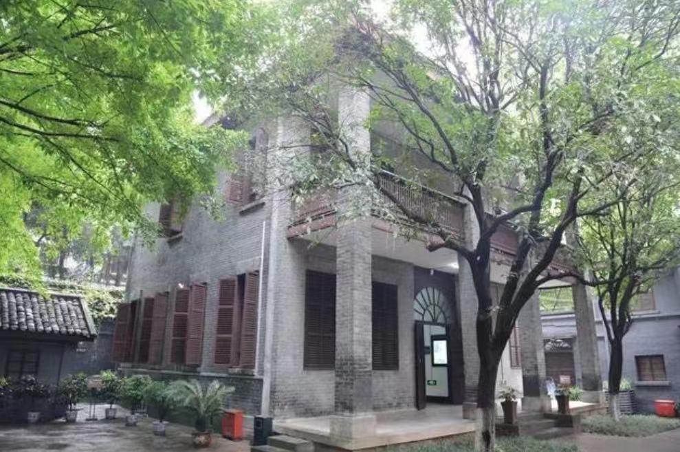 1949年确定新中国名字时，张治中提议减掉2个字，毛主席为何赞同