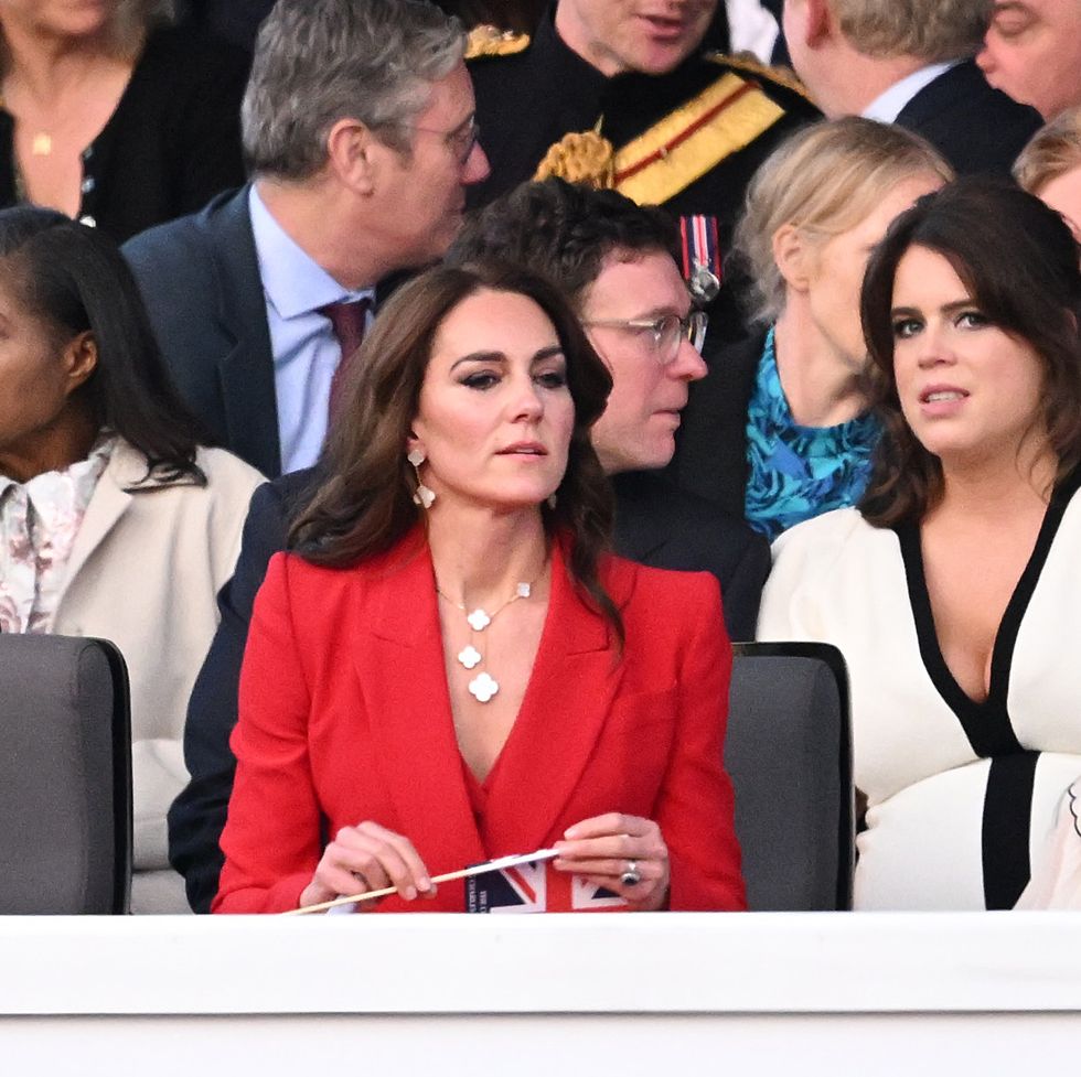 凯特王妃终于放开手脚，戴万元珠宝出席音乐会，夏洛特穿白裙好靓