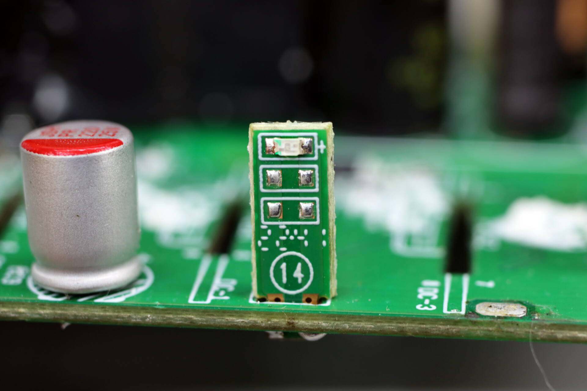 公牛新款67w快充插座拆解,公牛防过充保护插座拆解