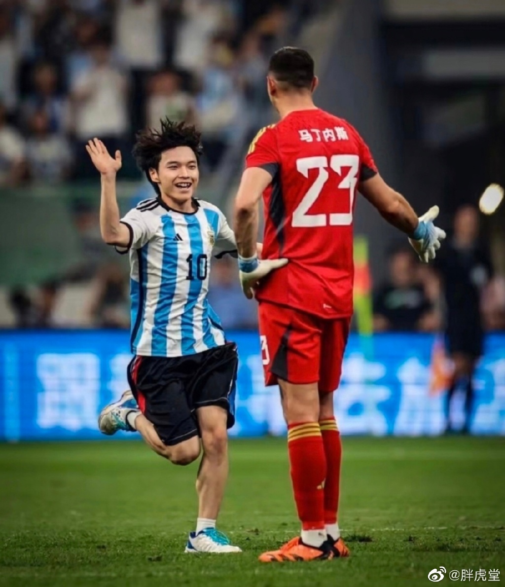 梅西拿着球迷冲进球场与梅西合照,大批梅西球迷冲进球场