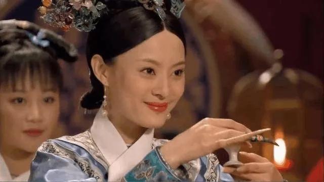 女生对你一见钟情会有什么行动,女生的哪些动作说明她对你感兴趣