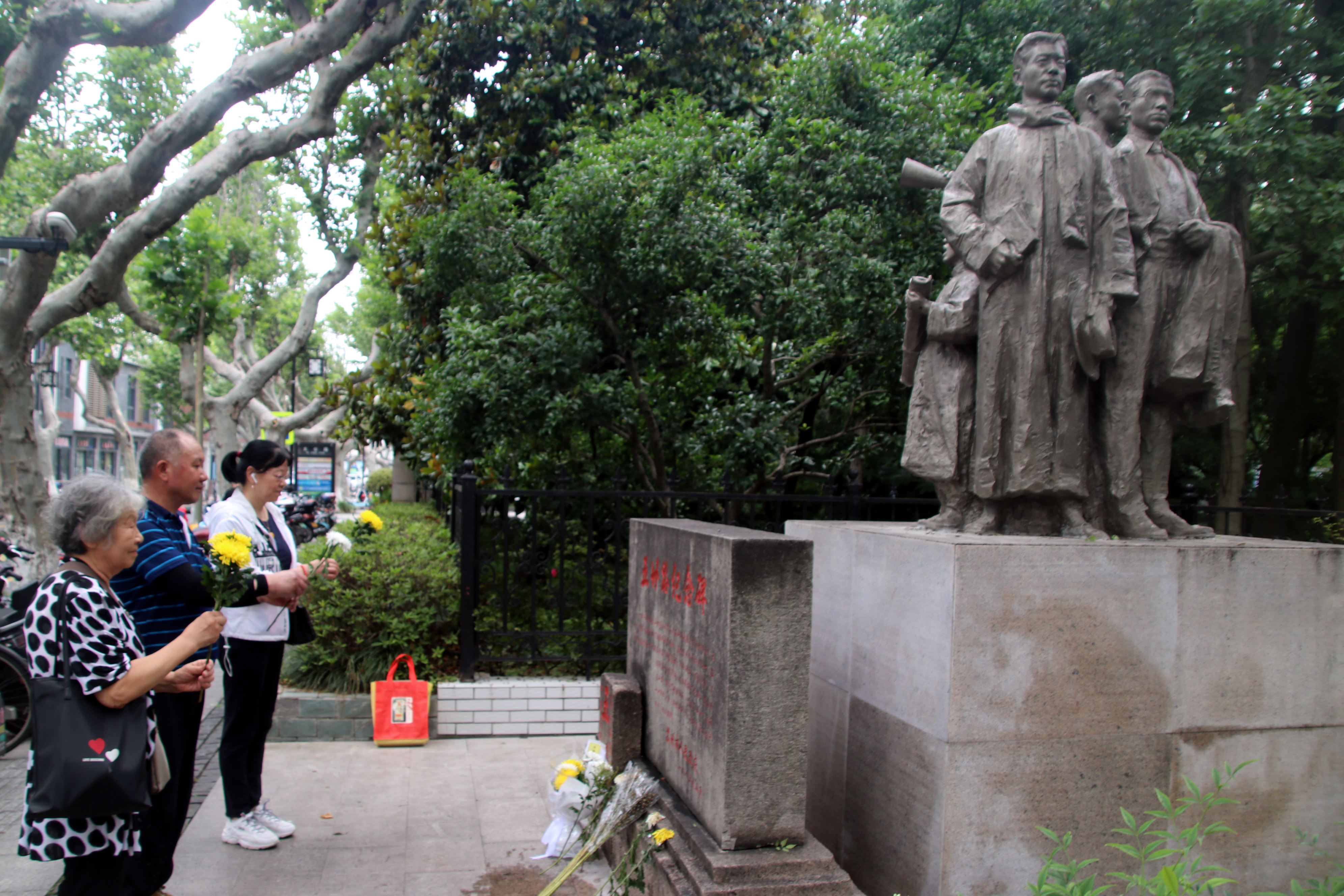 苏州市民向英雄献花圈,追寻红色记忆缅怀革命先烈