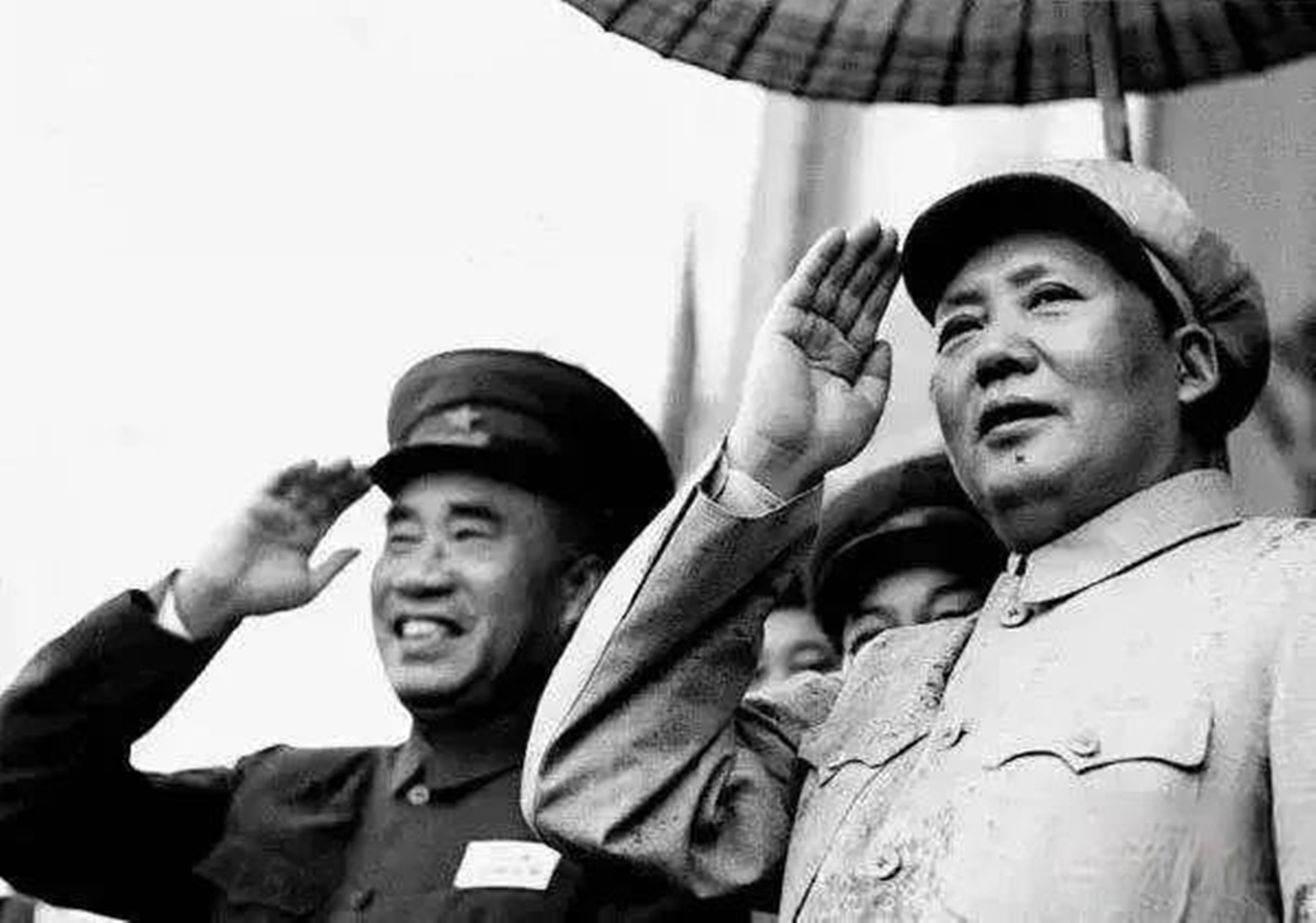 毛主席2次题词刘胡兰，为何拒绝给董存瑞题词？伟人：我写不合适