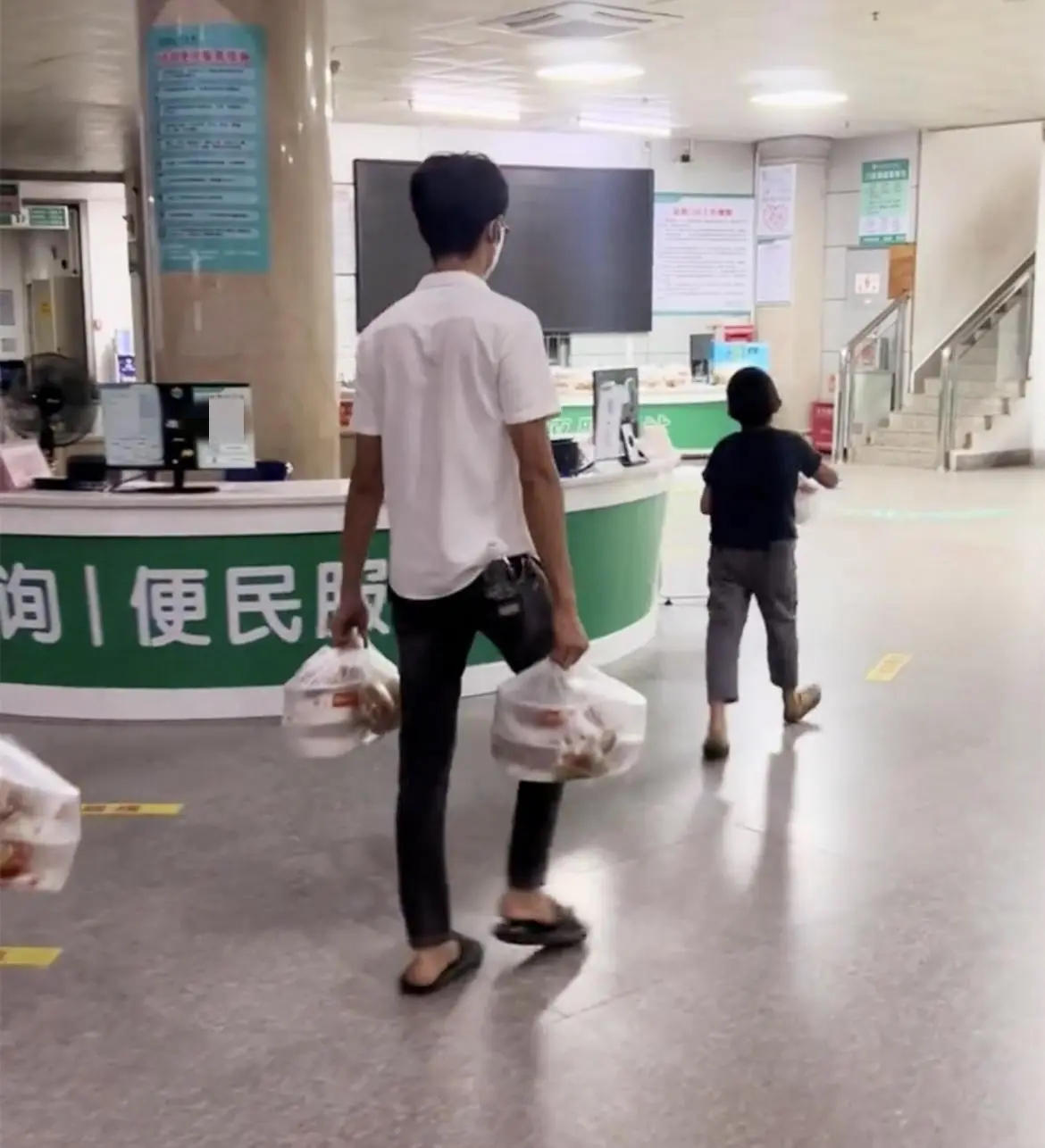 广西小矮人全部视频,广西南宁男网红小矮人