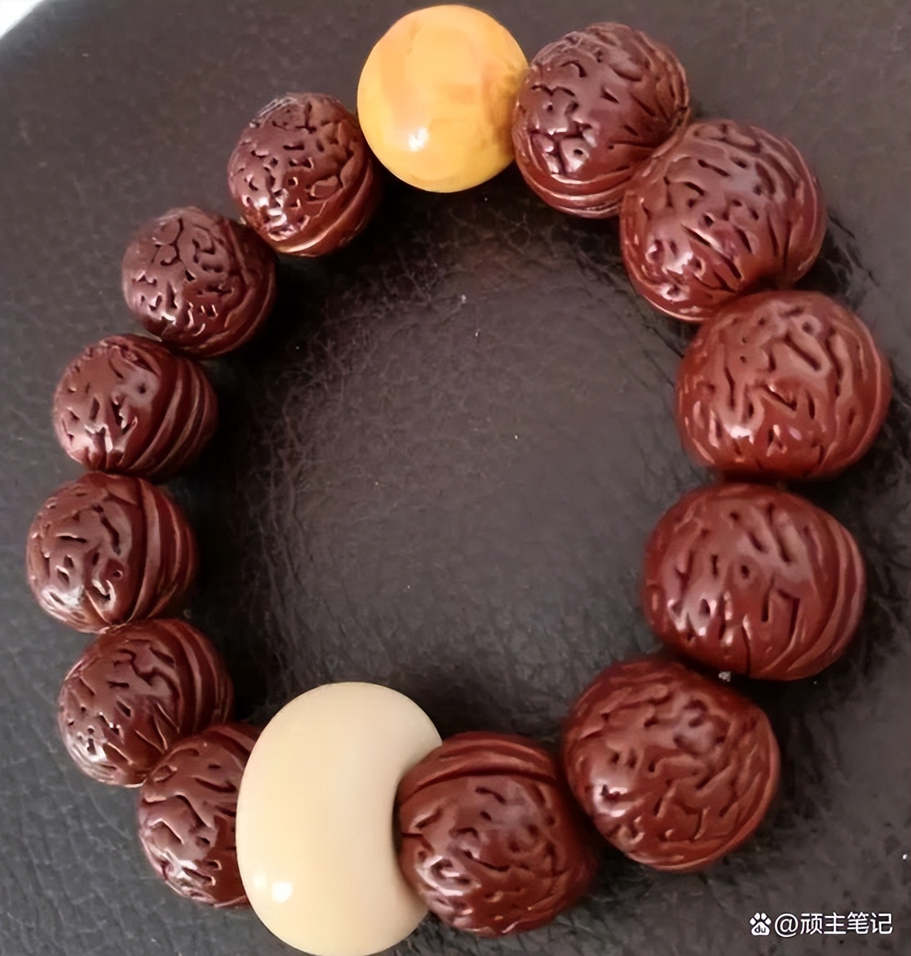 桃核手串的盘玩方法,桃核的盘玩方法