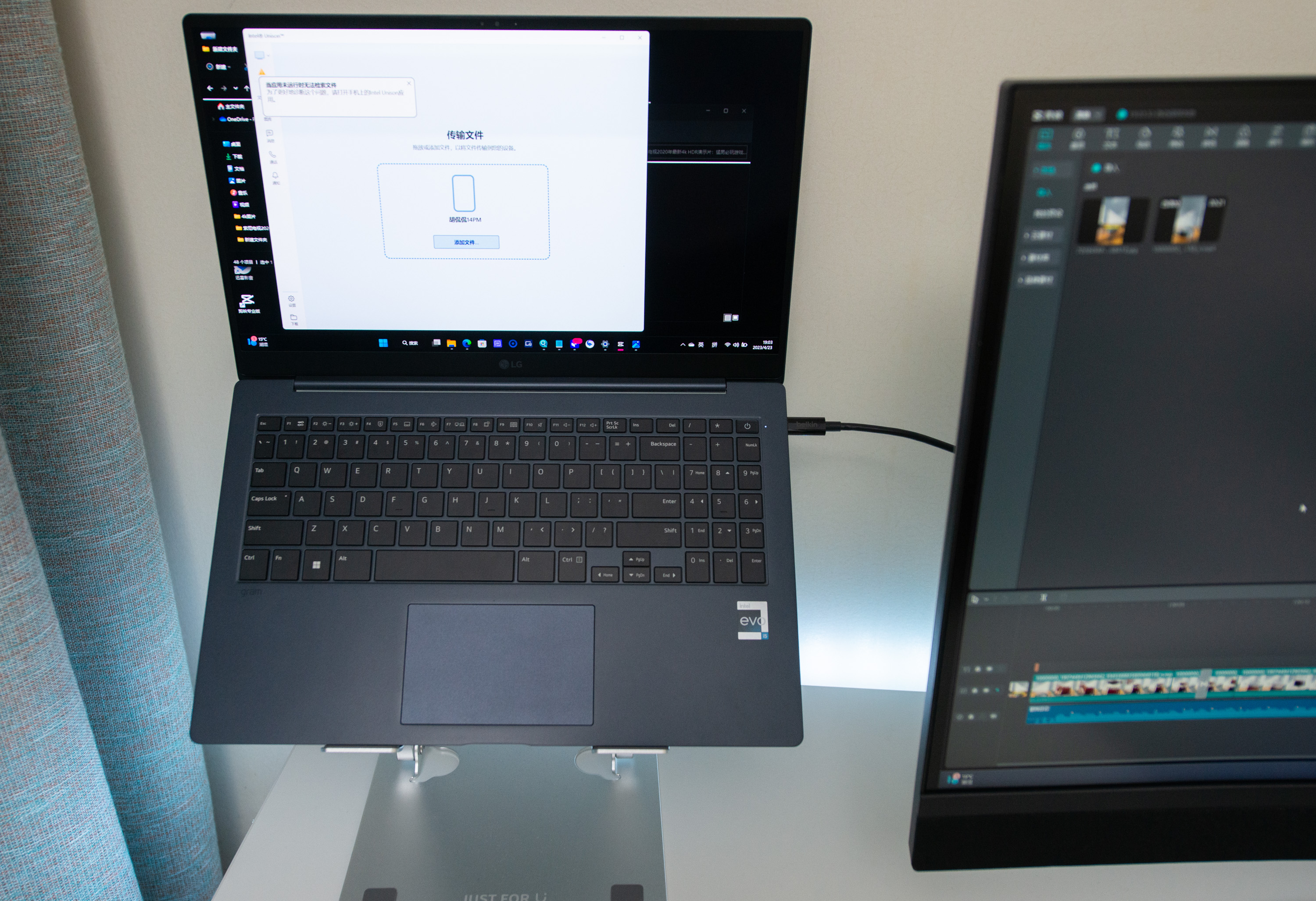 带扬声器和麦克风的显示器,带喇叭和麦克风的显示器