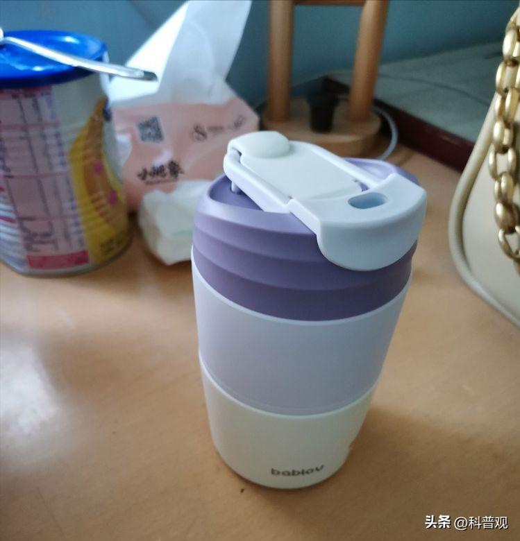 倒进热水变绿水，“夺命保温杯”屡次遭央视曝光，大家应警惕对待
