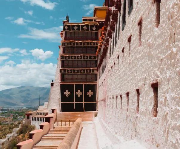 希特勒和苏联专家在布达拉宫底下寻找什么?