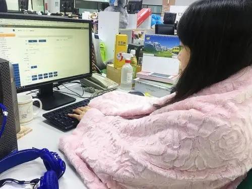 办公室空调吹肩膀疼,工位对门口吹风怎么办