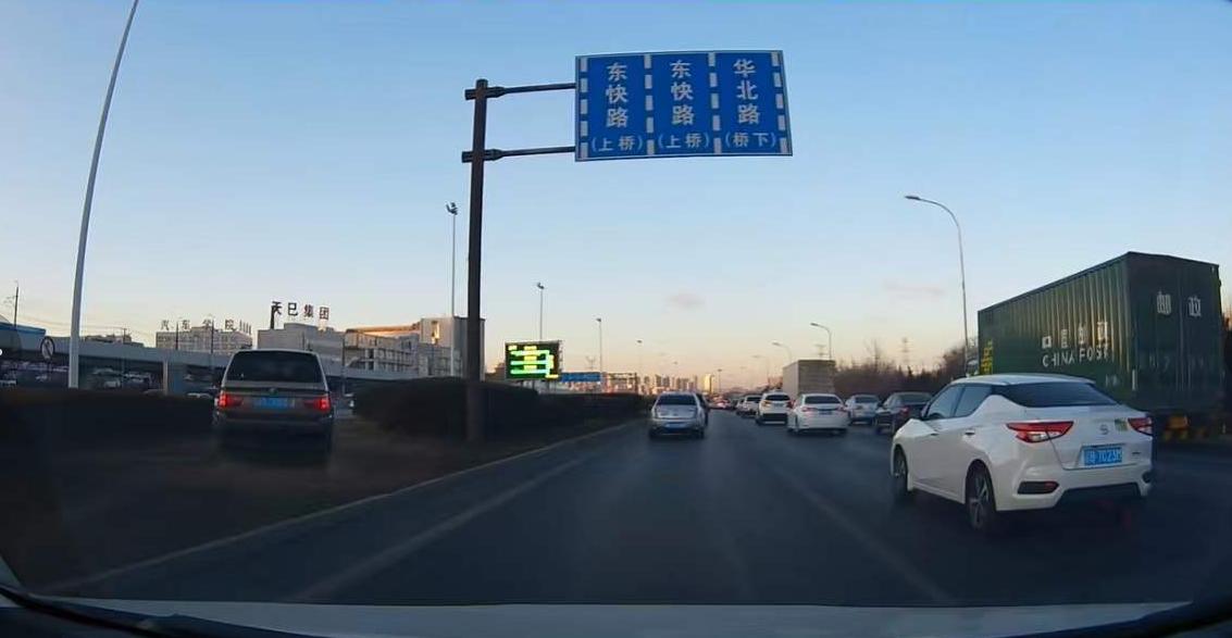 宝马x5高速过坎车身左右摇摆,宝马x5撞到绿化带