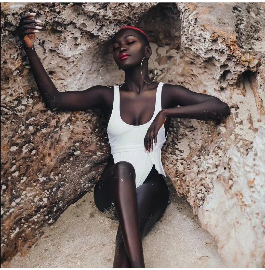 世界最黑模特：经历战乱、难民营，为何逃到美国后，她差点自杀？