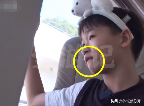 全红婵参观海洋馆！咬嘴唇样子可爱，看见鲸鲨走不动，与海龟互动