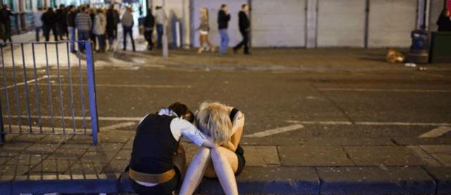 “*身失**酒”惹的祸，保安疑似性侵醉酒女业主，“捡尸”不避摄像头