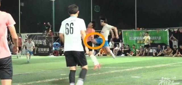 铲球被对方用脚踢走,足球铲球恶意踹腿