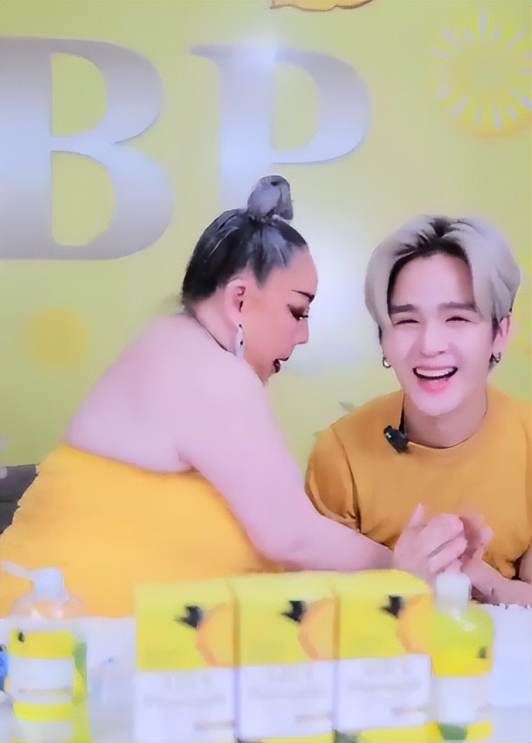 泰国明星直播被中国粉丝调侃,泰国偶像被粉丝围堵