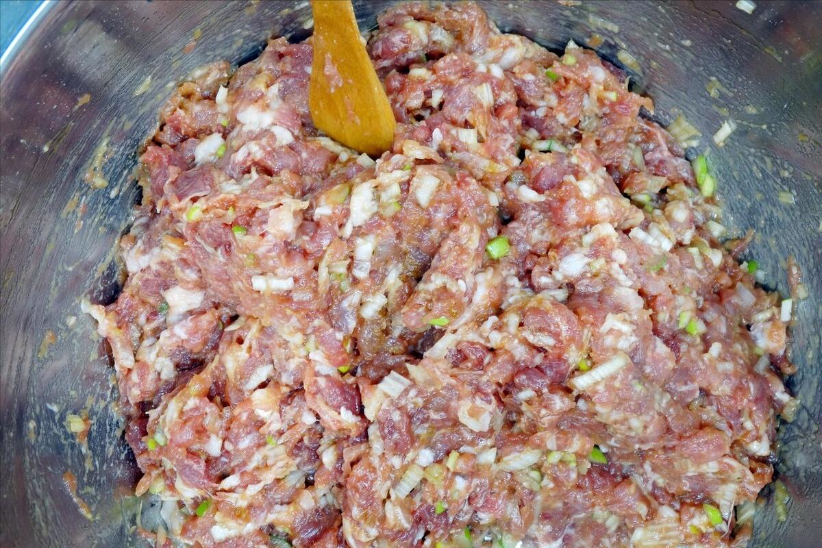 调肉馅要放多少水的正确方法,调肉馅一斤肉放多少水