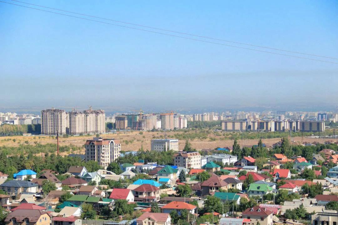 吉尔吉斯斯坦首都比什凯克——搅拌马奶的棒子，市区有*小平邓**大街