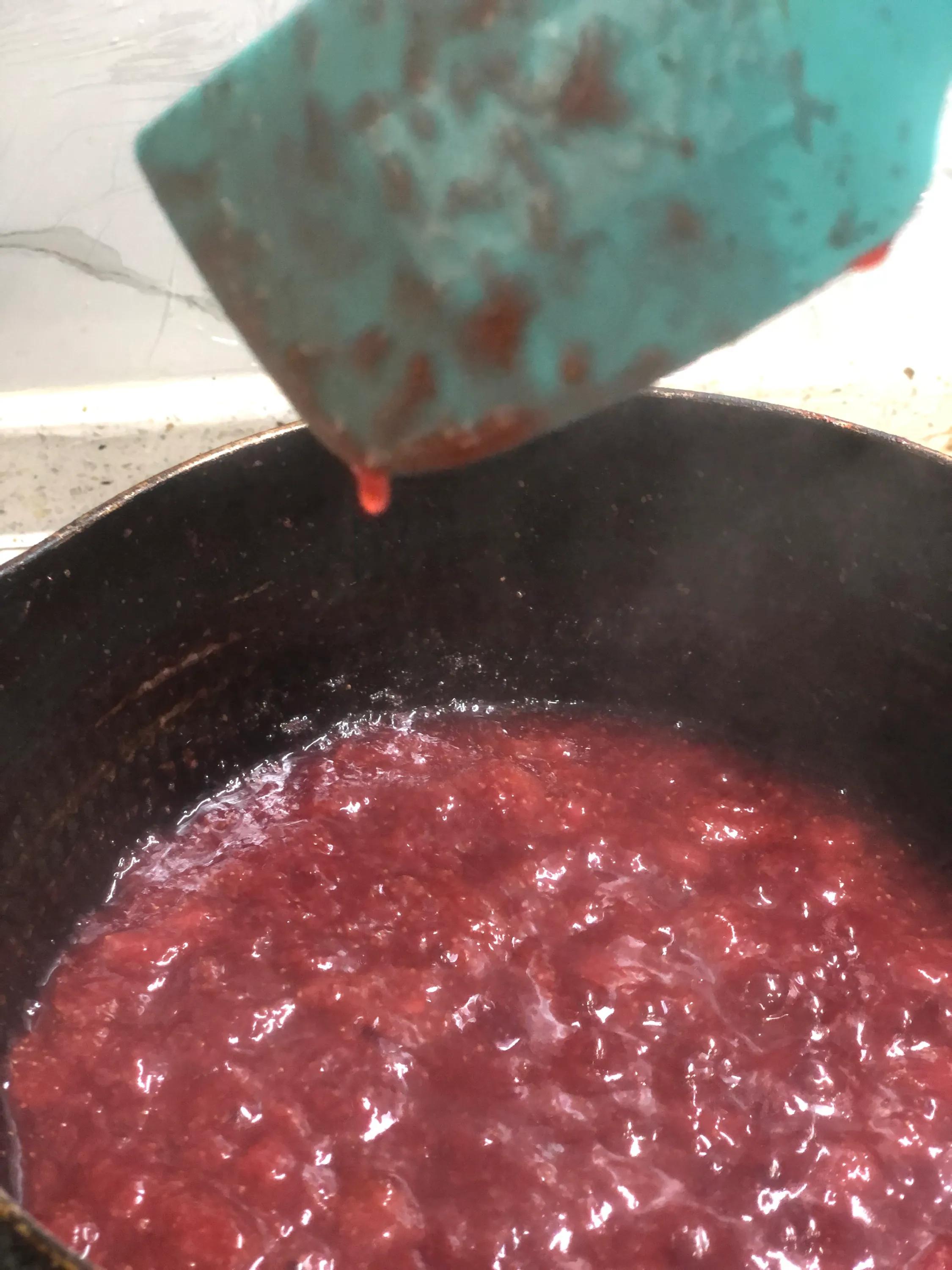 自制草莓酱发黑怎么回事,自制草莓酱热装罐要趁热盖上吗