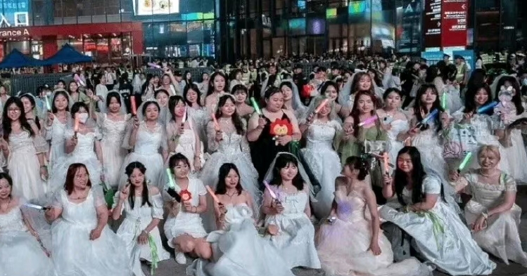 王源看到了穿婚纱的粉丝回应,王源粉丝怎么看待穿婚纱