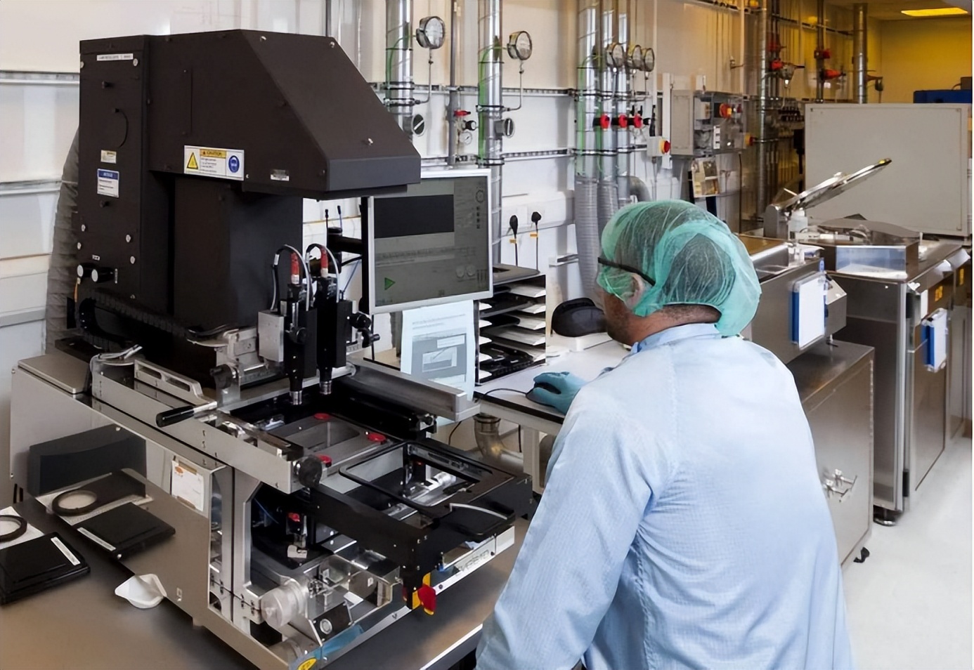 光刻机巨头asml为何要搬离荷兰,荷兰asml光刻机告中企侵权