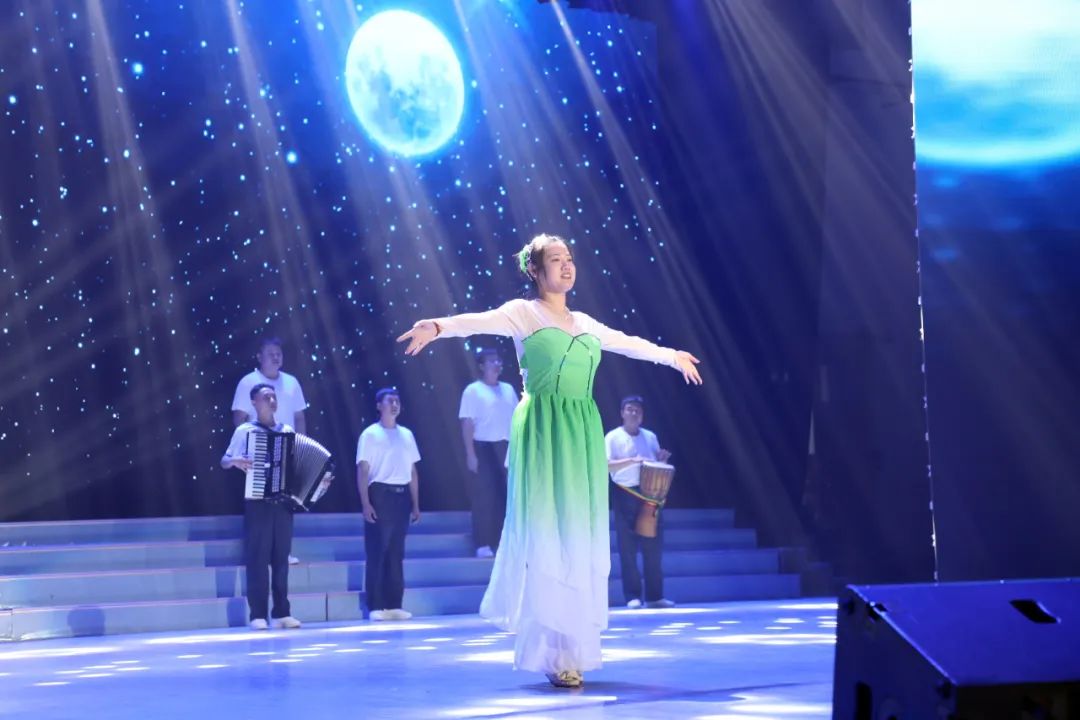 奋进新征程海化*党**旗红——山东海化集团举行庆祝中国*产党共**成立102周年职工文艺演出