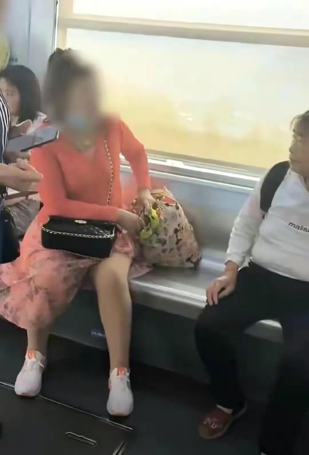 轻轨女子踢老人霸座后续,重庆地铁踢人老人后续