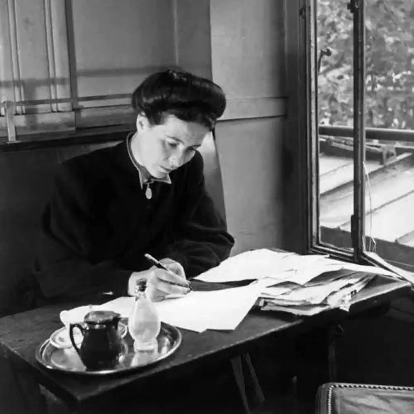 女性特质应该被定义吗,女性不是天生的而是后天被塑造的