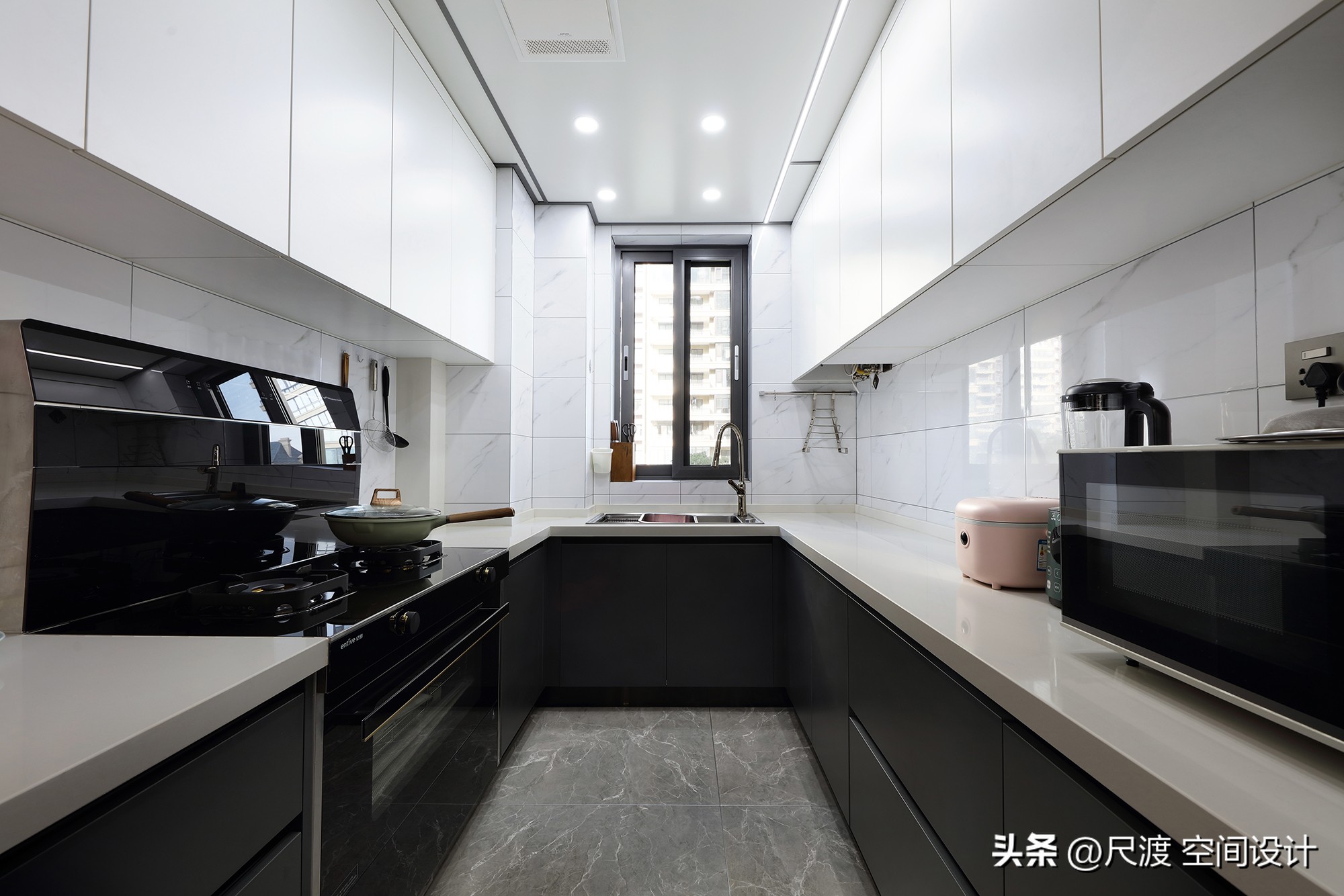 经典的黑白灰风格,高级耐看的极简黑白灰