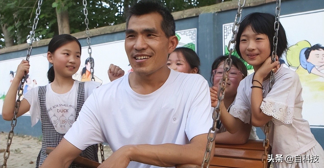 男老师*拍偷**女学生，视频供363人欣赏，大尺度聊天曝光！学校回应