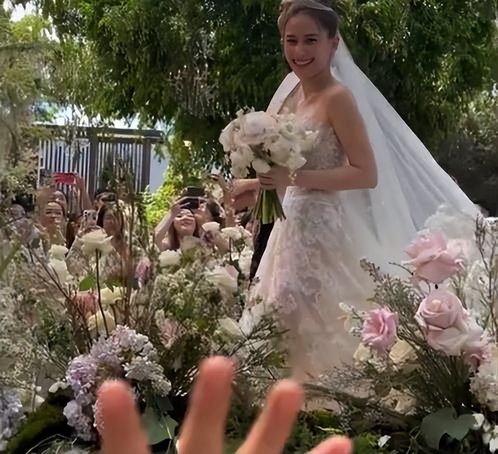 何超莲称婚礼是窦骁包办,何超莲窦骁婚礼获祝福