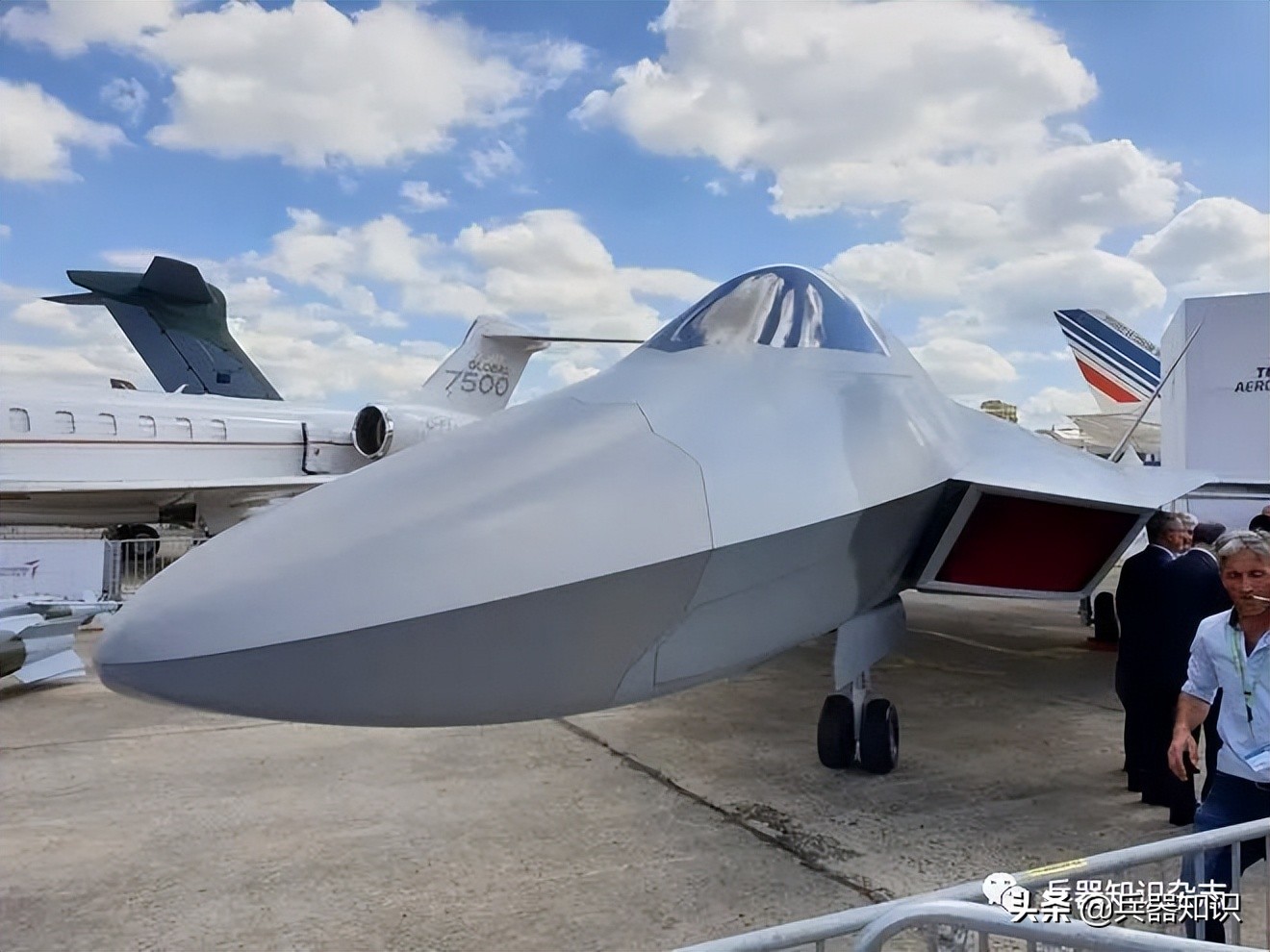 还没起飞的飞机,还没起飞的战斗机尾部