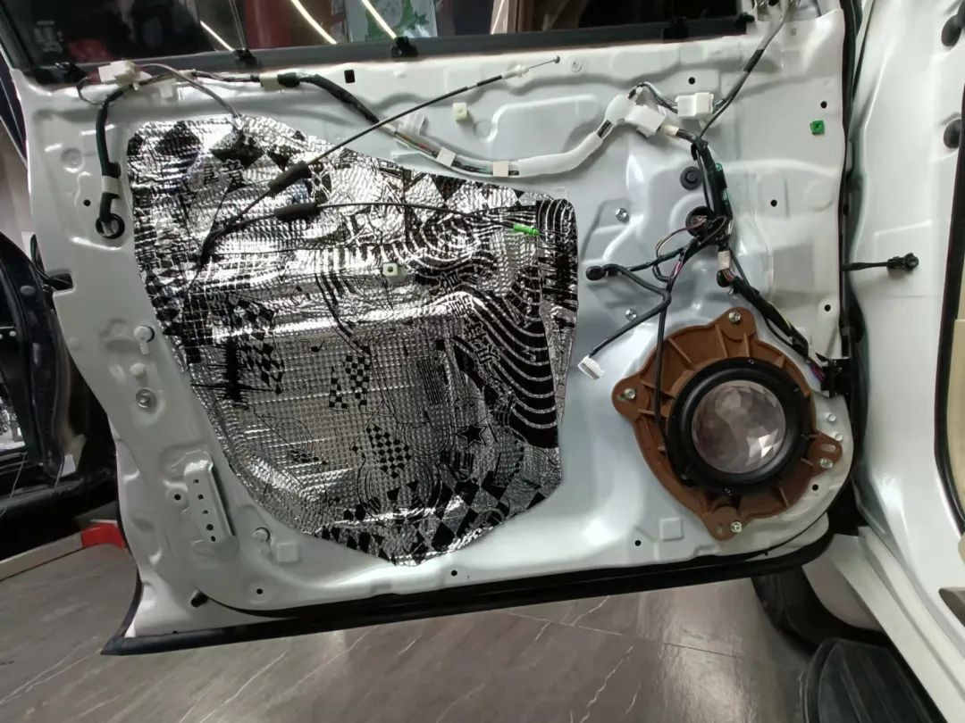 丰田霸道汽车音响升级丹麦,丰田霸道德国彩虹汽车音响