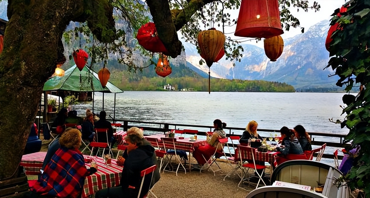 “115天假期”被怼上热搜！专家偷换概念，网友正面硬刚！