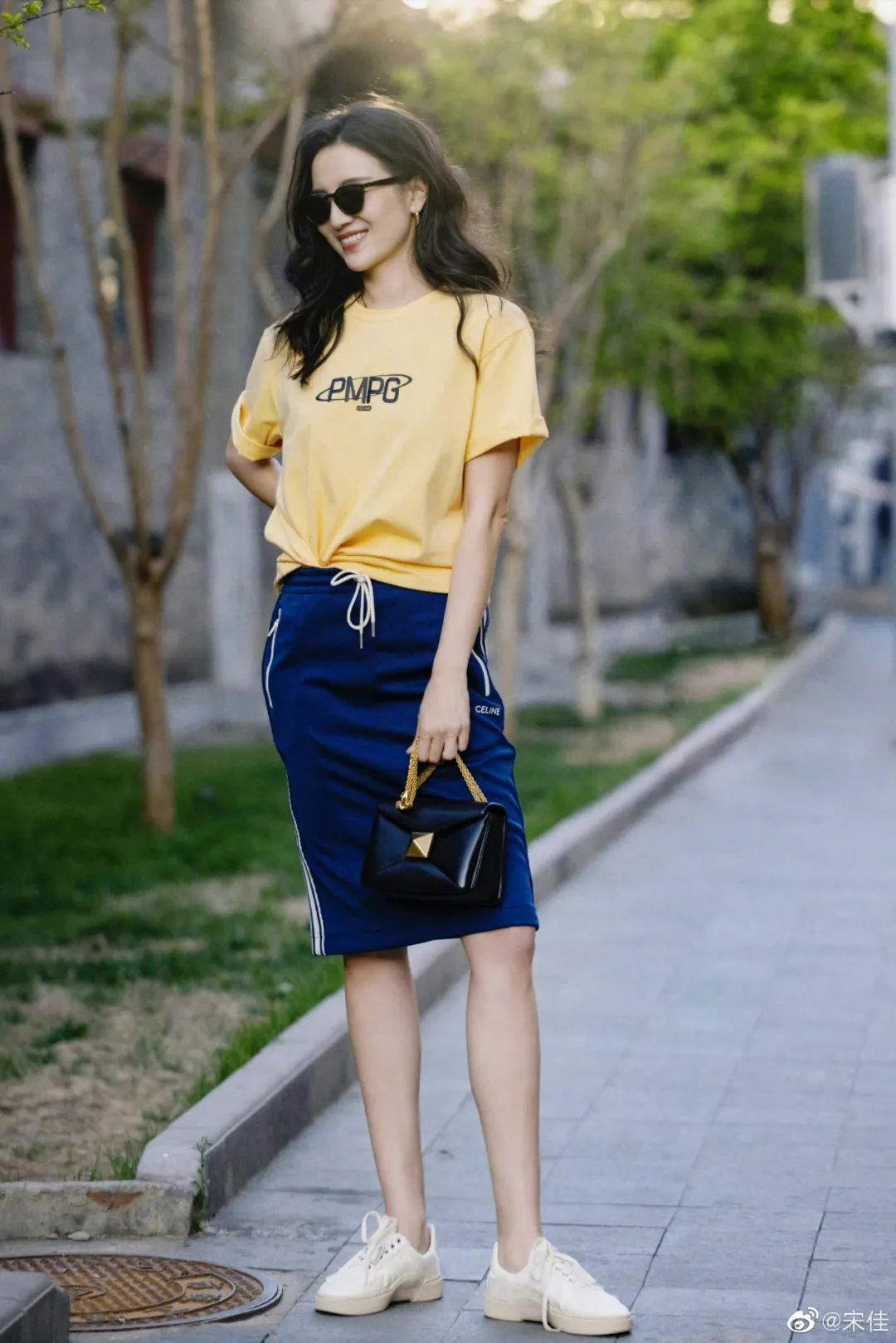 今年流行怎么穿t恤,今年最流行的减龄t恤