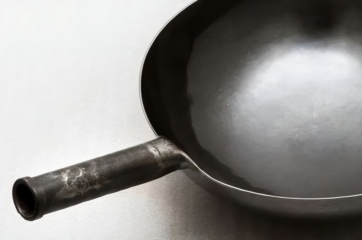 旧铁锅生锈粘锅怎么开锅,铁锅用久了总是生锈怎么办呀