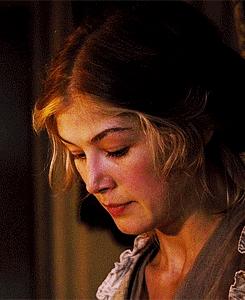 花十亿就拍了个这？我真的不想看她的大胸造型啊…