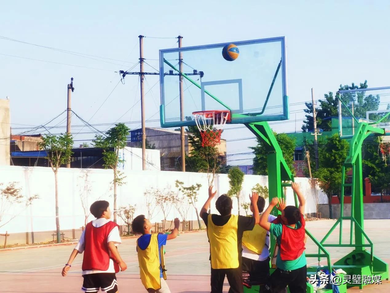 灵西中心小学举行“爱我中华阳光下成长”球类比赛