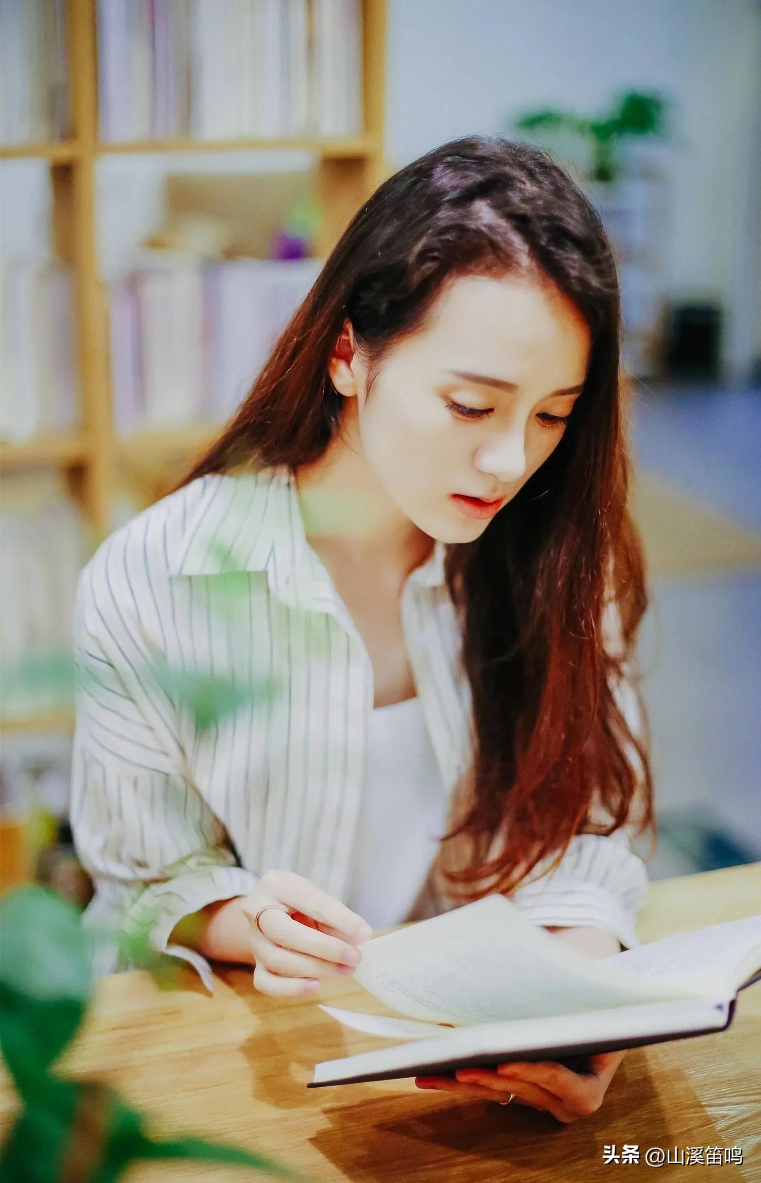 一卷好书在手，岁月含香