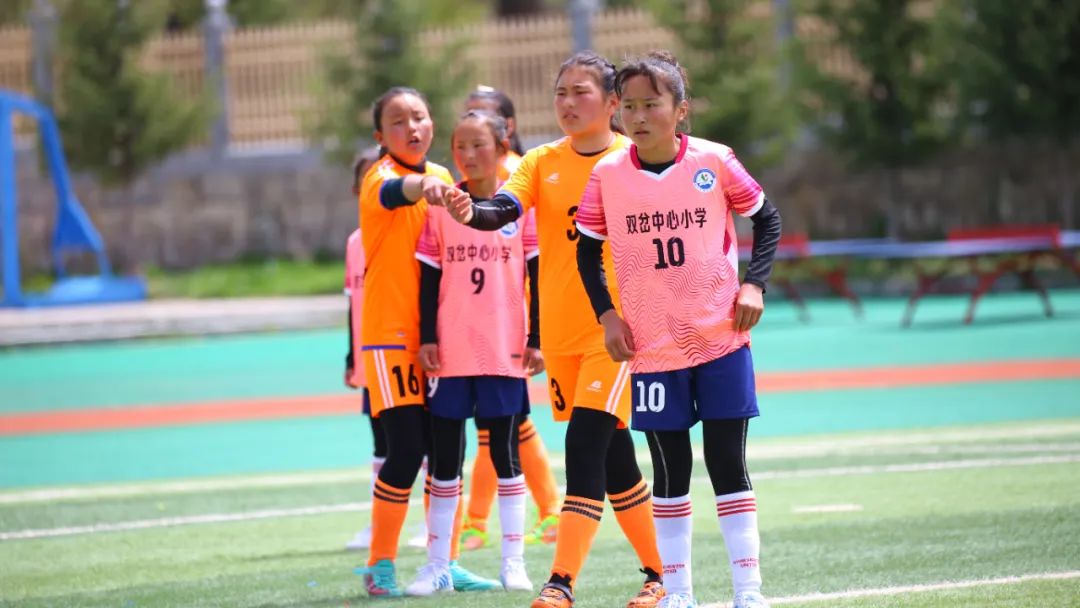 少年篮球赛场面,少年足球联赛视频