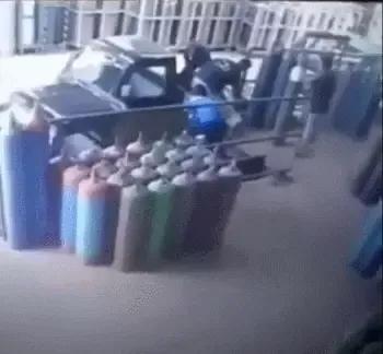 乙炔瓶燃烧,乙炔瓶小口突然冒烟怎么处理