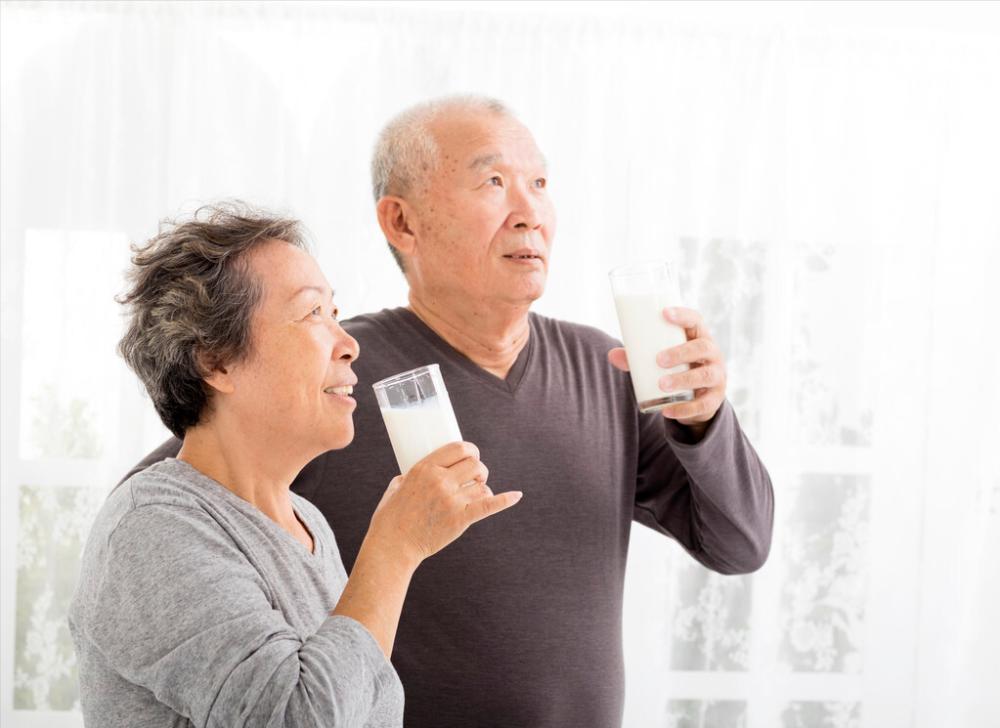 为什么不建议女性朋友每天喝牛奶,坚持喝牛奶到底是错误还是正确
