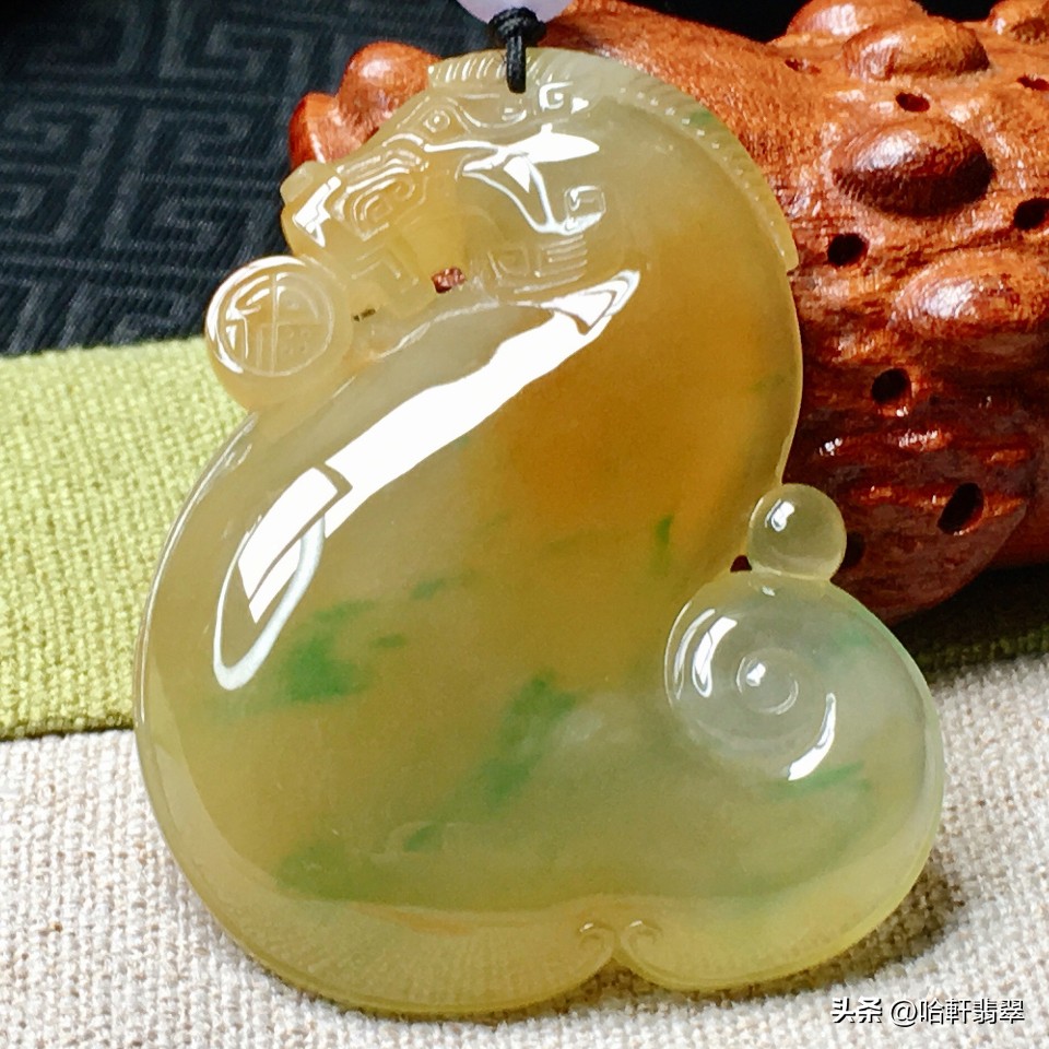 估价150万的黄翡手镯，长什么样子，它凭什么这么贵？