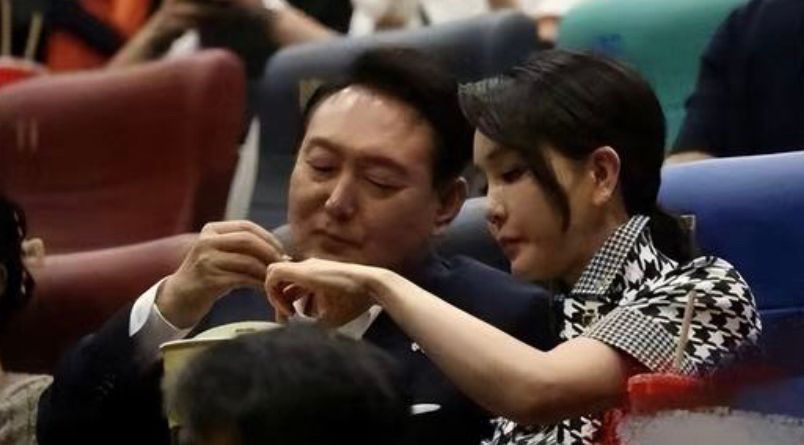 韩国第一夫人穿韩服,韩国第一夫人格子西服