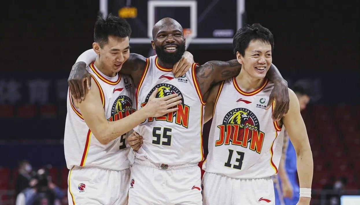 吉林东北虎惜败广东华南虎,东北虎击败虎王