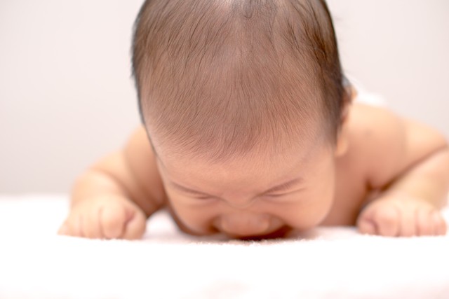 新生儿14天拉便便有绿色什么原因,11个月宝宝拉绿色便便是什么原因