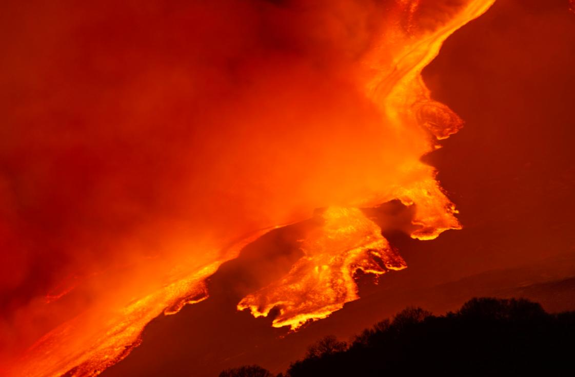 埃特纳火山喷出大量烟圈,火山喷发遮天蔽日但却拯救了地球